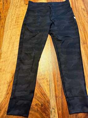 Vuori Women's Daily Leggings in Black Tonal Camo